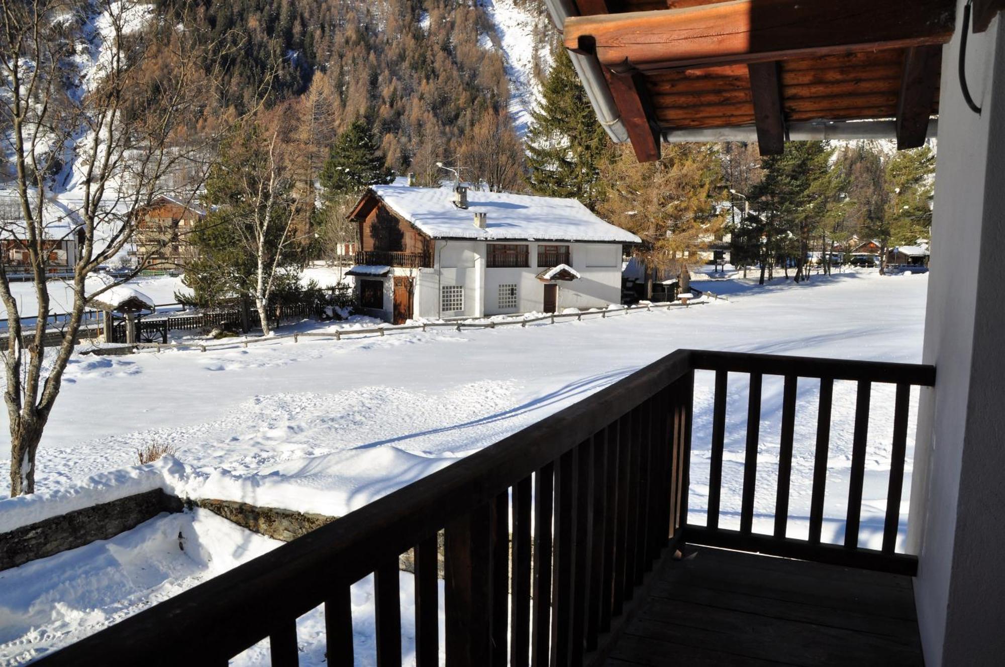 Flora Alpina Apartments-Residenza Verdebjo Gressoney-Saint-Jean Exterior photo